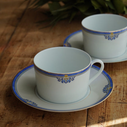 Tête-à-tête de grandes tasses "Rémiline" en porcelaine de Limoges bleutée et dorée Remy Delinières