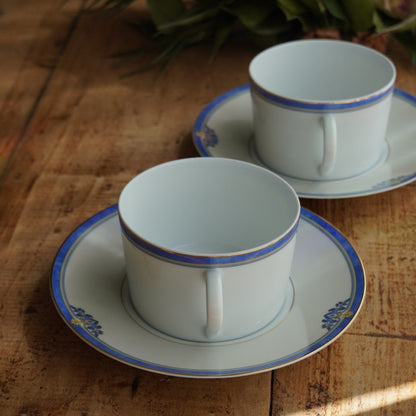 Tête-à-tête de grandes tasses "Rémiline" en porcelaine de Limoges bleutée et dorée Remy Delinières