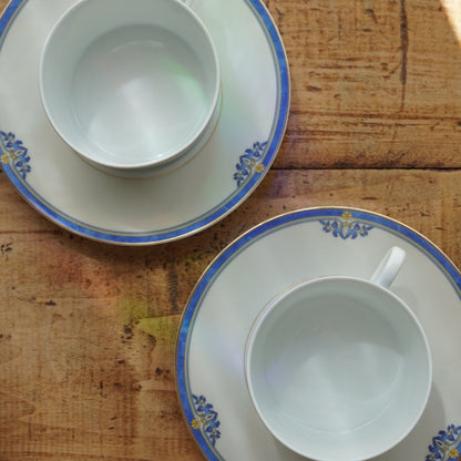 Tête-à-tête de grandes tasses "Rémiline" en porcelaine de Limoges bleutée et dorée Remy Delinières