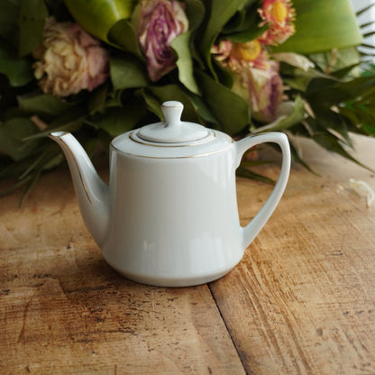 Petite théière "Rabella" en porcelaine blanche et dorée