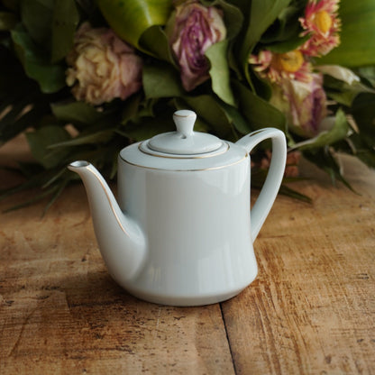 Petite théière "Rabella" en porcelaine blanche et dorée