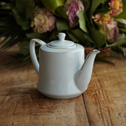 Petite théière "Rabella" en porcelaine blanche et dorée