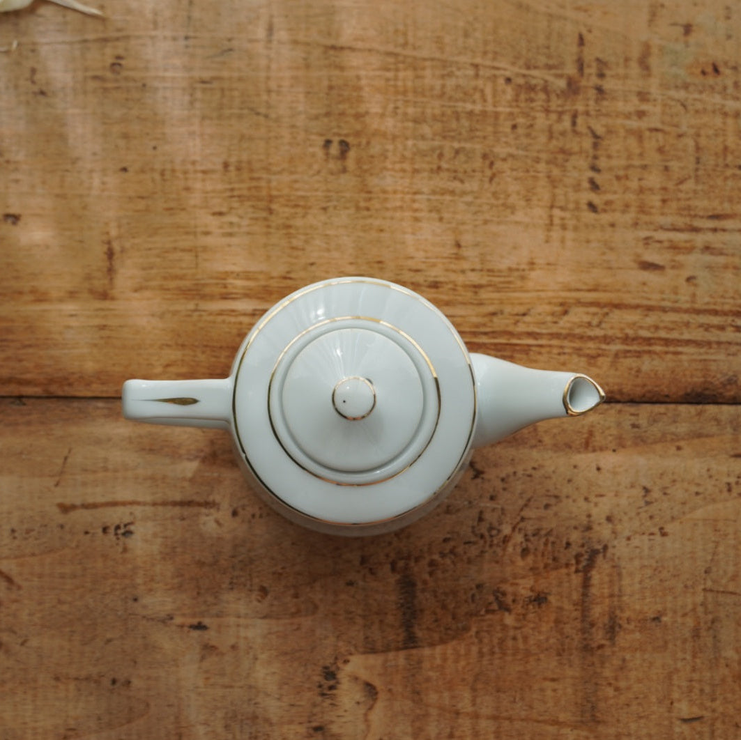 Petite théière "Rabella" en porcelaine blanche et dorée