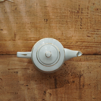 Petite théière "Rabella" en porcelaine blanche et dorée