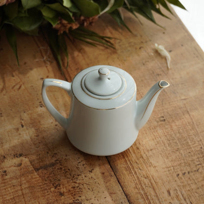 Petite théière "Rabella" en porcelaine blanche et dorée
