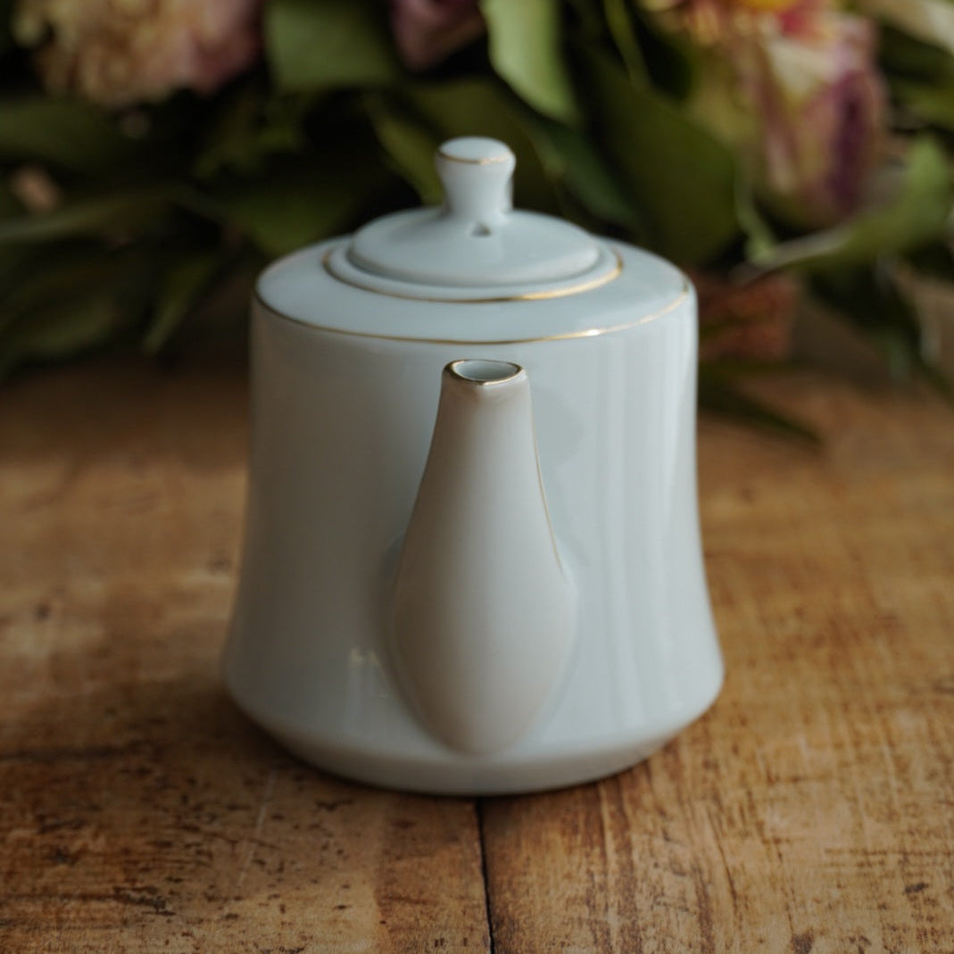 Petite théière "Rabella" en porcelaine blanche et dorée