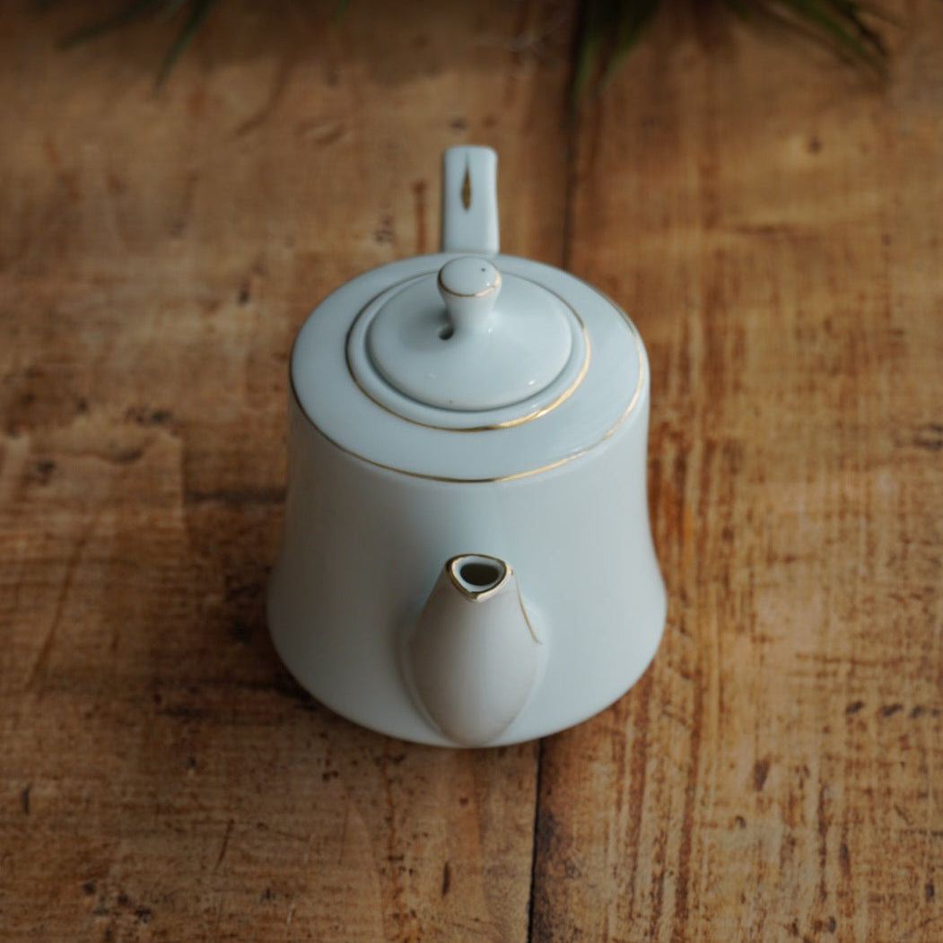 Petite théière "Rabella" en porcelaine blanche et dorée