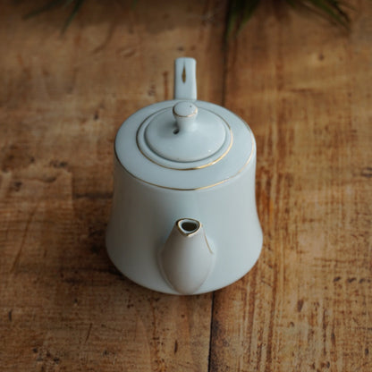 Petite théière "Rabella" en porcelaine blanche et dorée