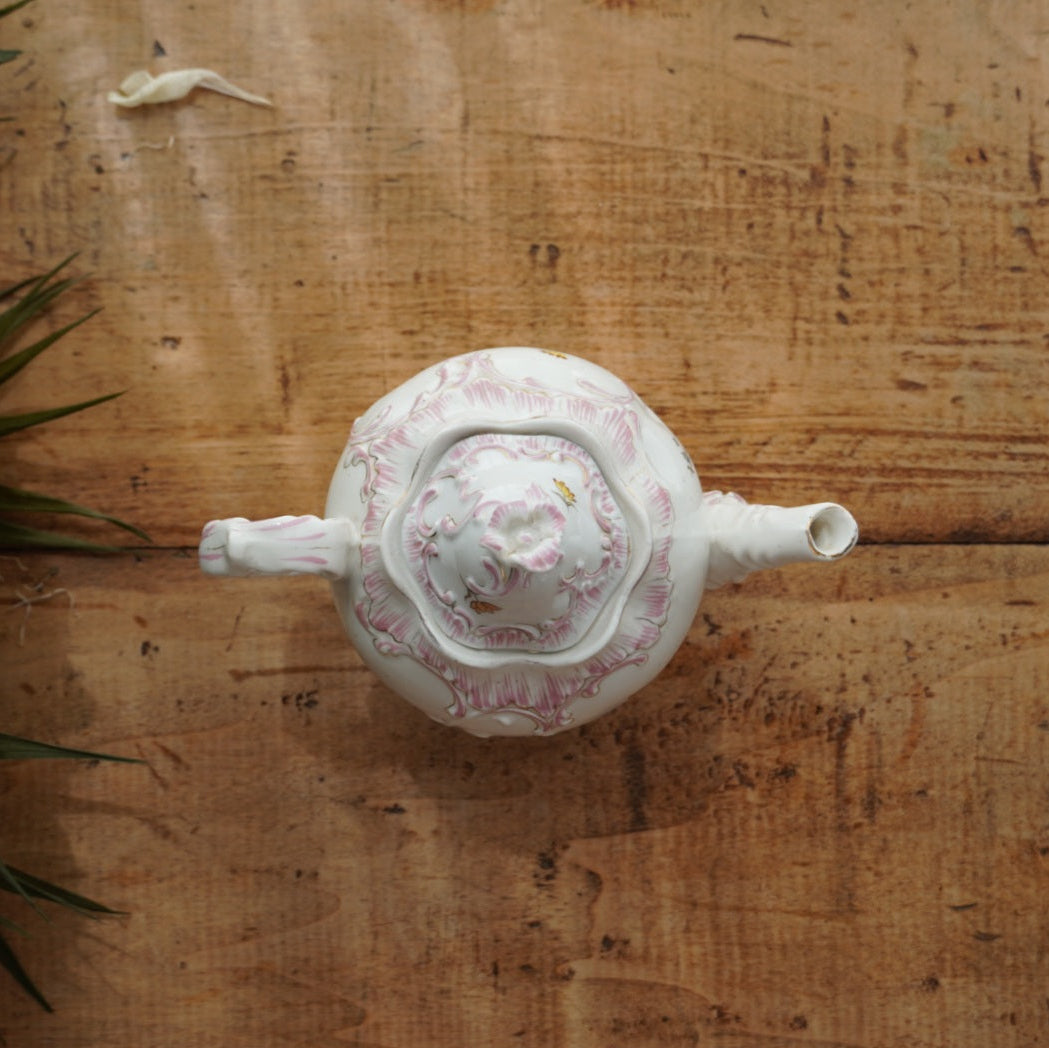 Petite théière "Ismène" en porcelaine fleurie, dorée et motifs roses
