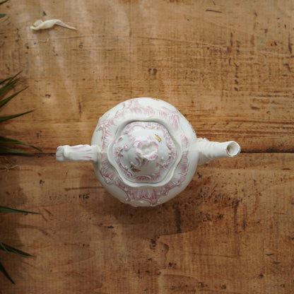 Petite théière "Ismène" en porcelaine fleurie, dorée et motifs roses