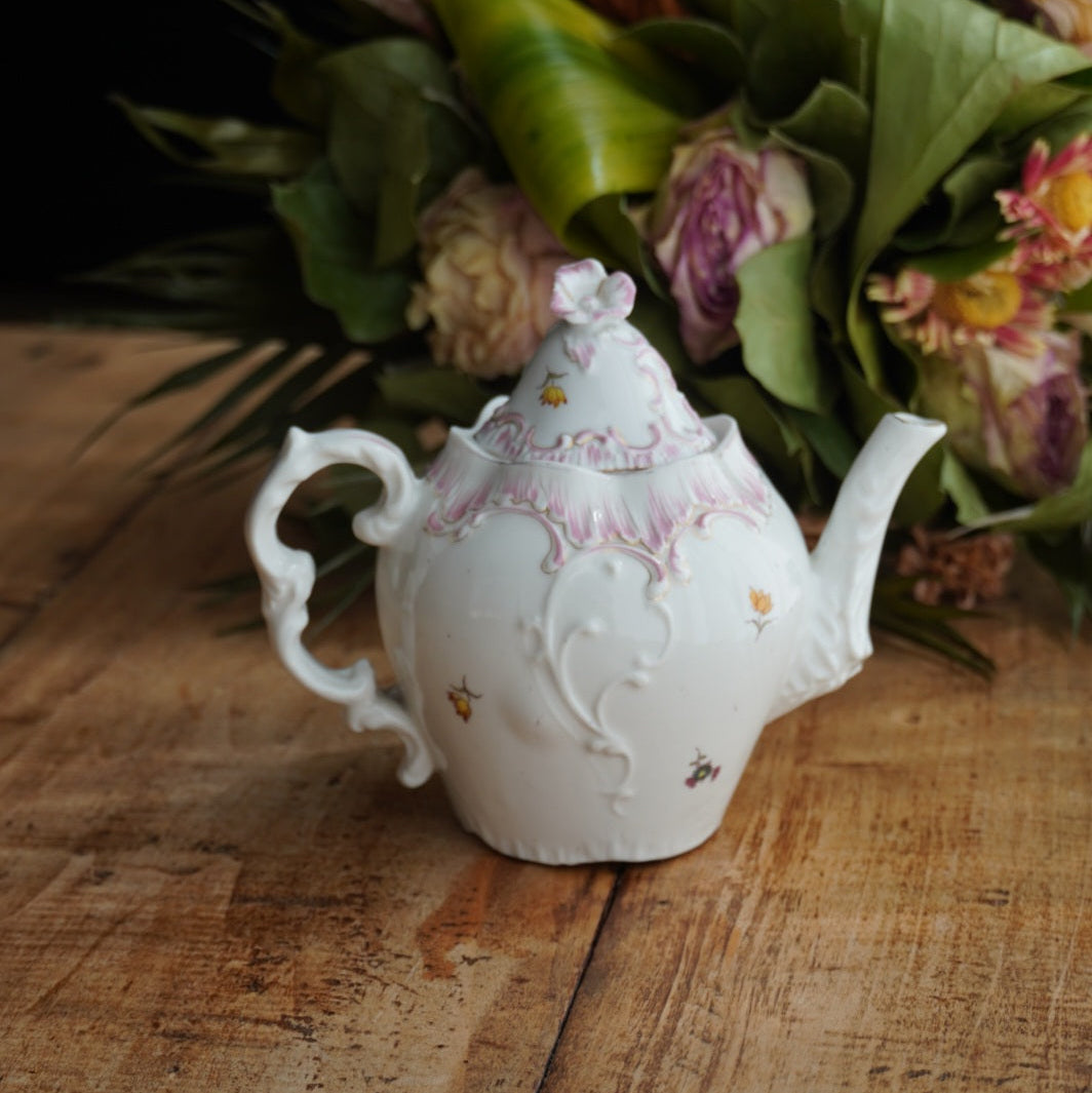 Petite théière "Ismène" en porcelaine fleurie, dorée et motifs roses
