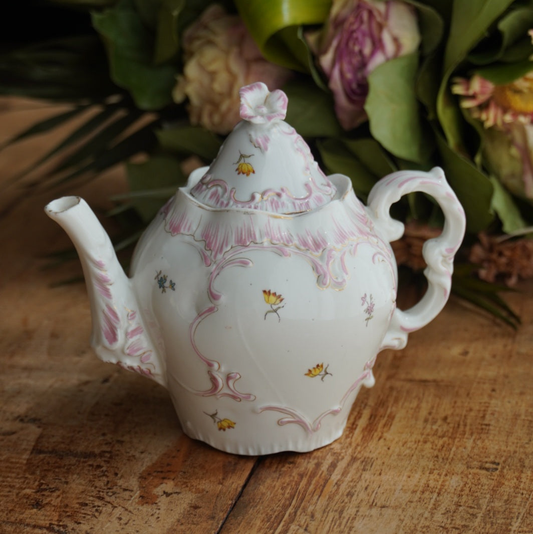 Petite théière "Ismène" en porcelaine fleurie, dorée et motifs roses