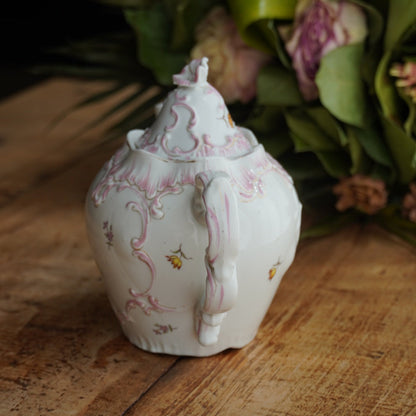 Petite théière "Ismène" en porcelaine fleurie, dorée et motifs roses