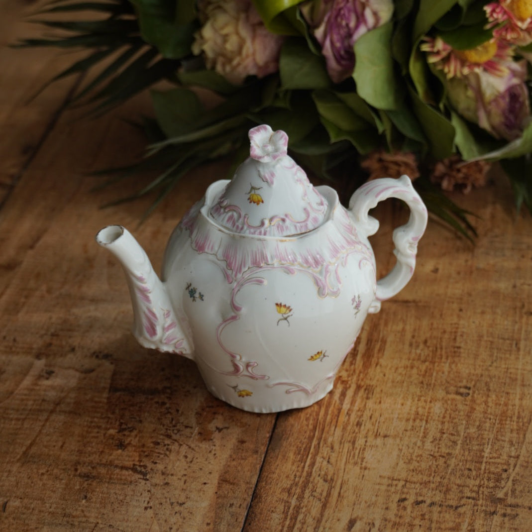 Petite théière "Ismène" en porcelaine fleurie, dorée et motifs roses