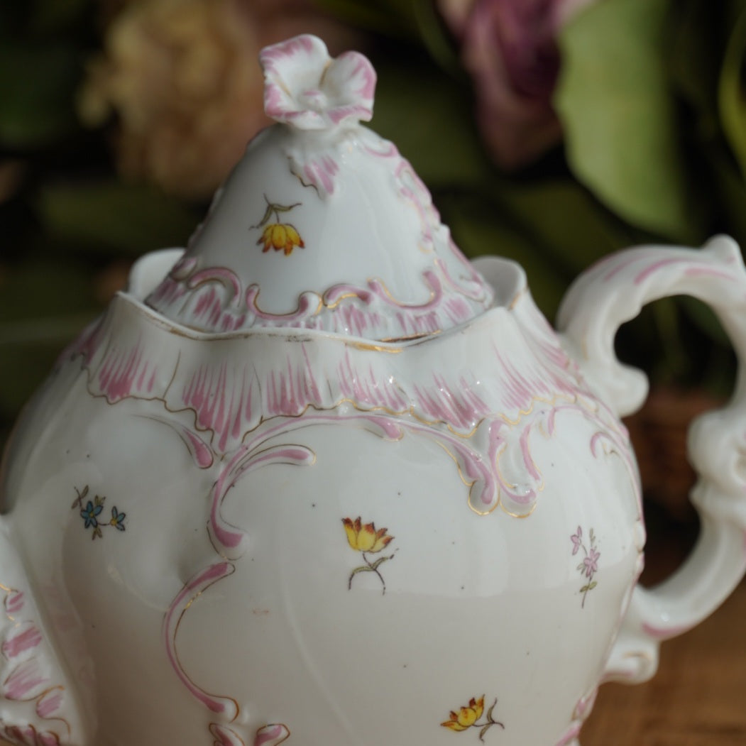 Petite théière "Ismène" en porcelaine fleurie, dorée et motifs roses