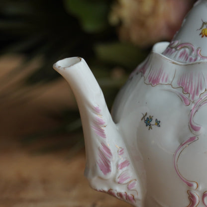 Petite théière "Ismène" en porcelaine fleurie, dorée et motifs roses