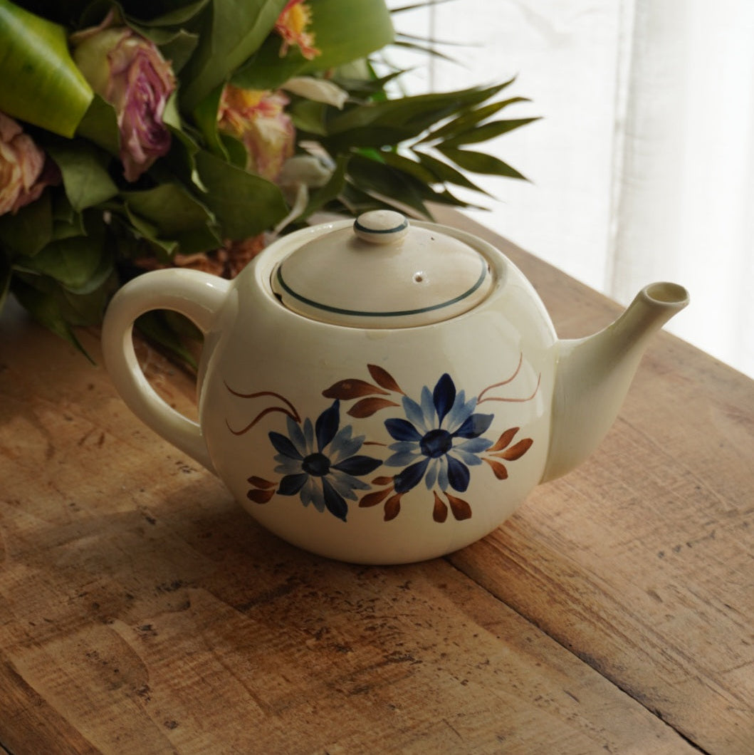 Théière "Béonie" en faïence française fleurie bleutée et orangée HBCM