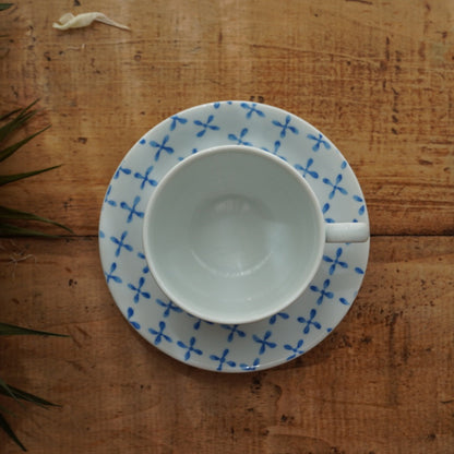 Tête-à-tête de tasses "Jacquine" en porcelaine française Jacques Coeur décor Paros aux motifs bleutés