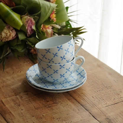Tête-à-tête de tasses "Jacquine" en porcelaine française Jacques Coeur décor Paros aux motifs bleutés