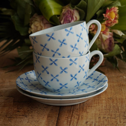 Tête-à-tête de tasses "Jacquine" en porcelaine française Jacques Coeur décor Paros aux motifs bleutés