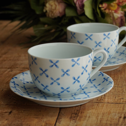Tête-à-tête de tasses "Jacquine" en porcelaine française Jacques Coeur décor Paros aux motifs bleutés