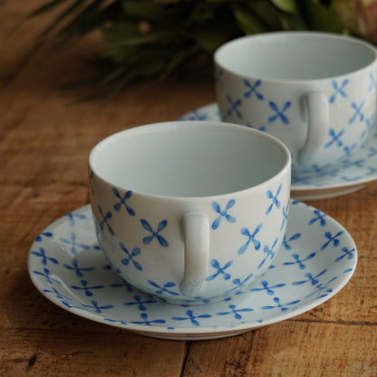 Tête-à-tête de tasses "Jacquine" en porcelaine française Jacques Coeur décor Paros aux motifs bleutés