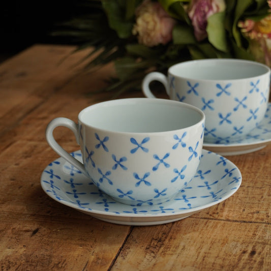 Tête-à-tête de tasses "Jacquine" en porcelaine française Jacques Coeur décor Paros aux motifs bleutés