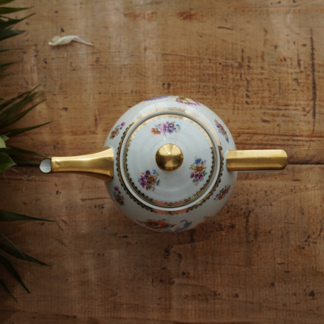 Théière "Laudore" en porcelaine de Limoges fleurie et dorée T.L.B