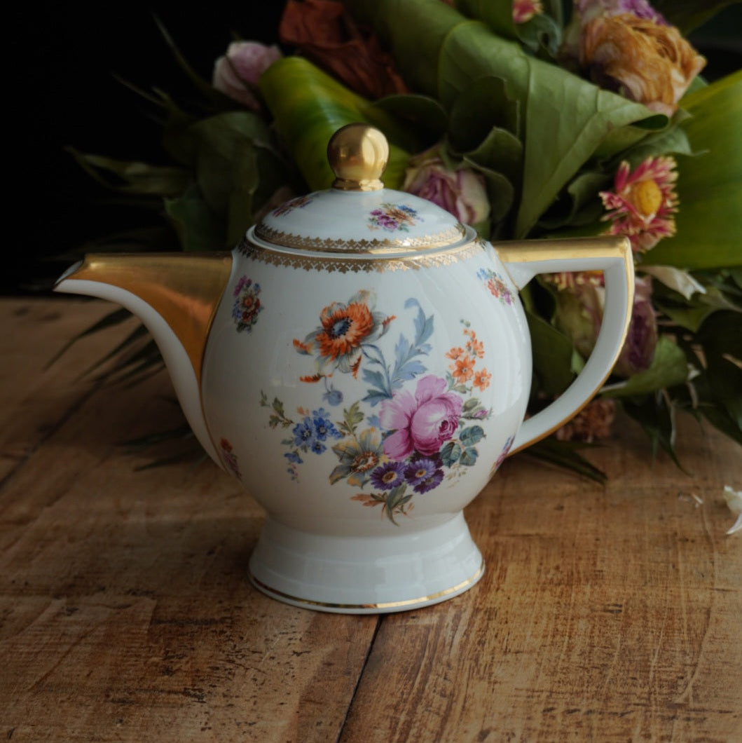 Théière "Laudore" en porcelaine de Limoges fleurie et dorée T.L.B