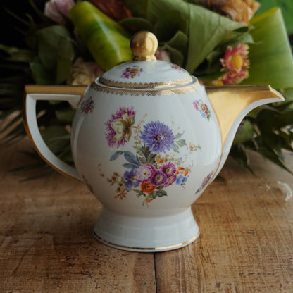 Théière "Laudore" en porcelaine de Limoges fleurie et dorée T.L.B