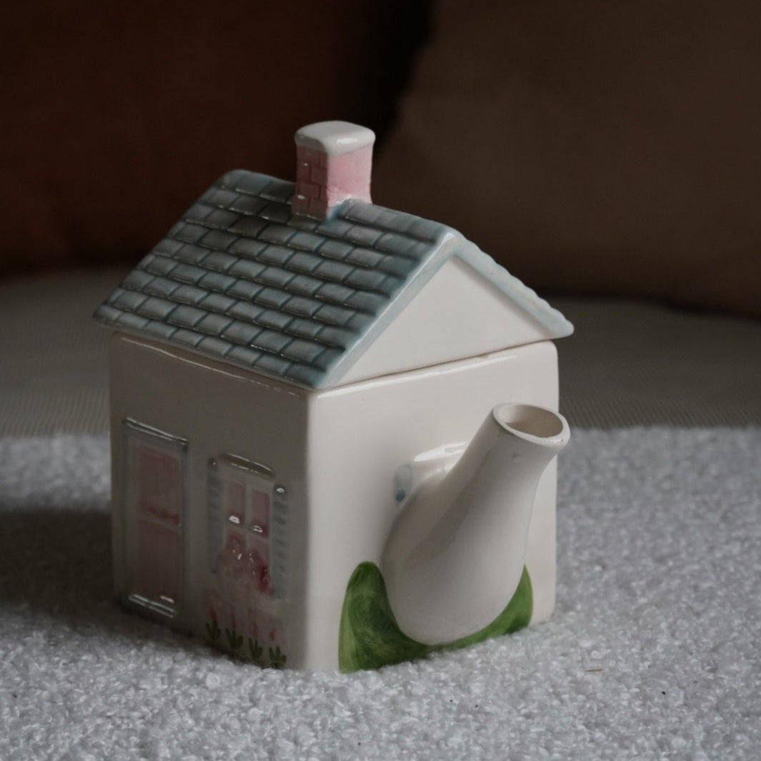 Théière "Isadora" en forme de maison en céramique peinte à la main