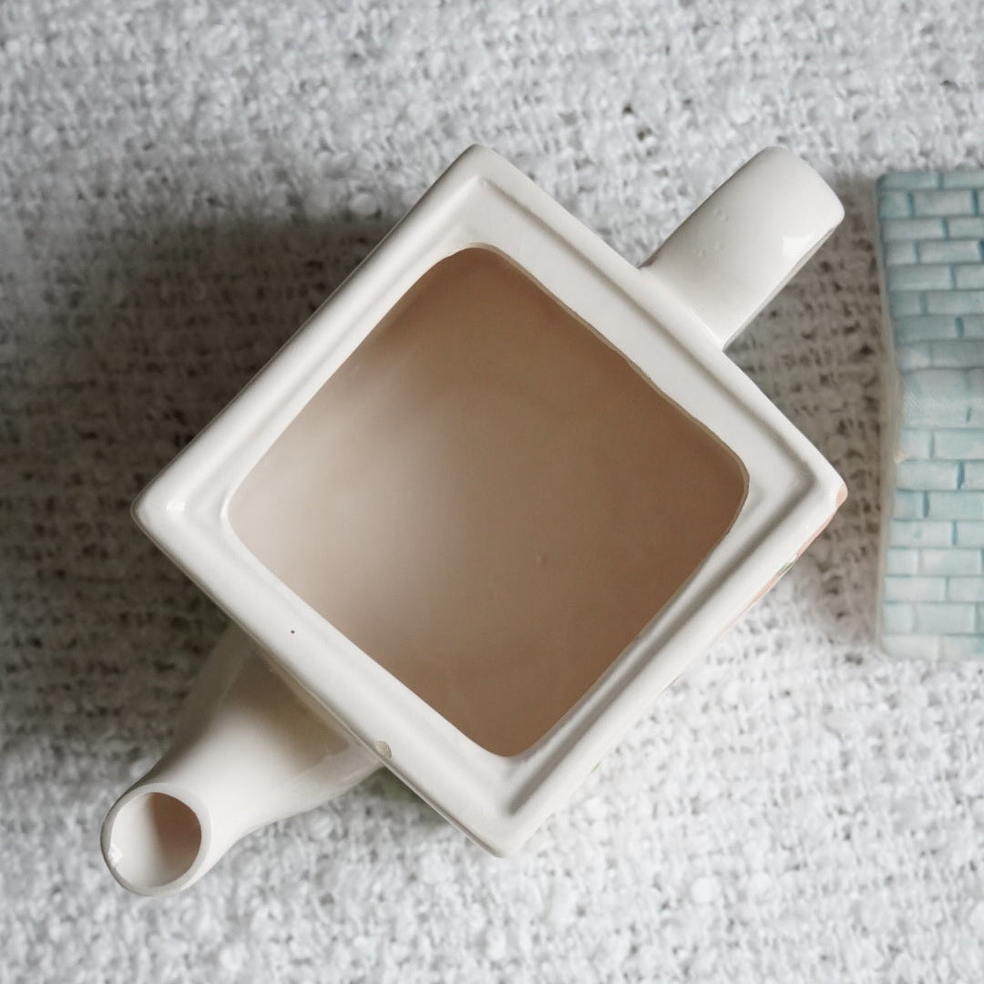 Théière "Isadora" en forme de maison en céramique peinte à la main