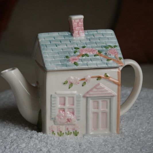 Théière "Isadora" en forme de maison en céramique peinte à la main