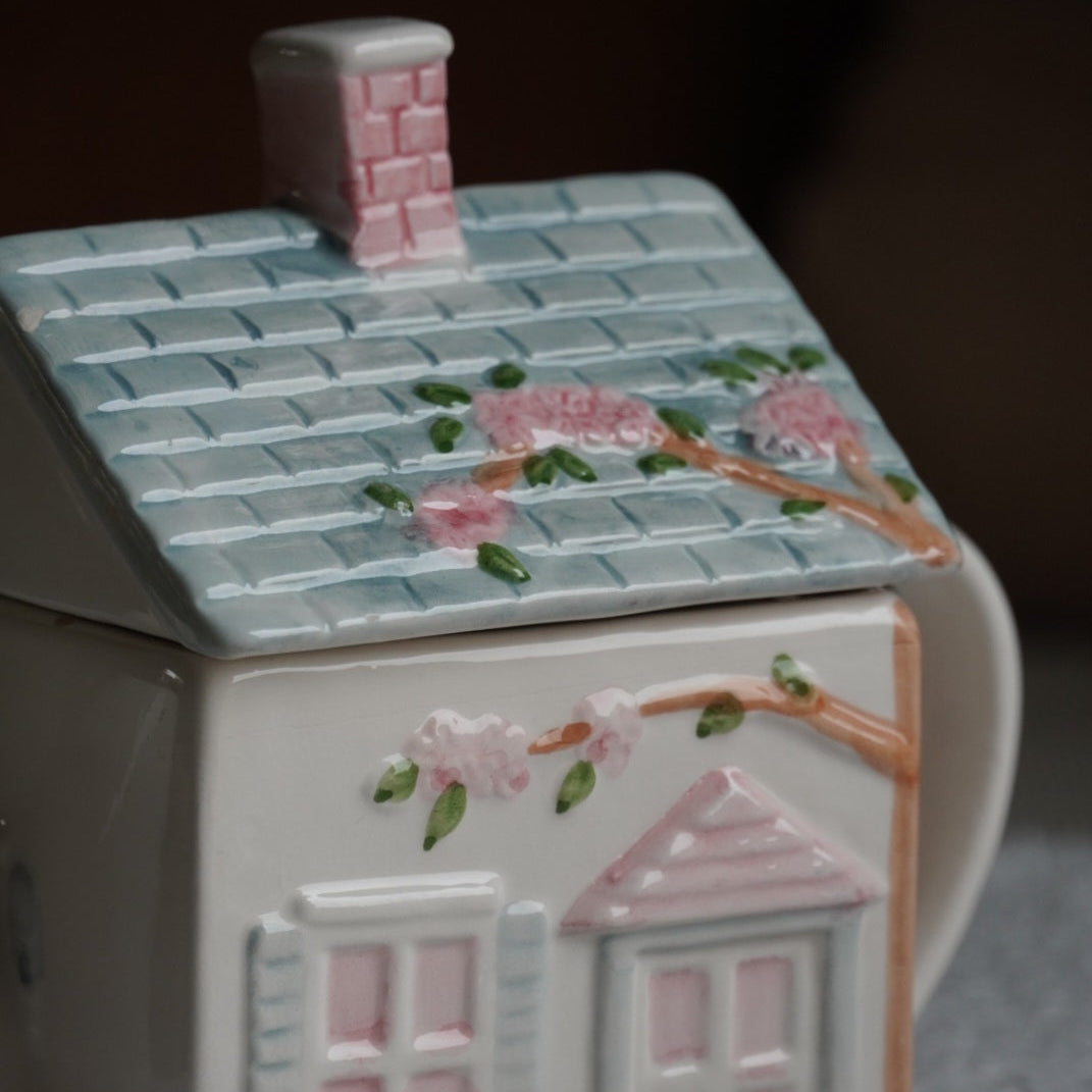 Théière "Isadora" en forme de maison en céramique peinte à la main