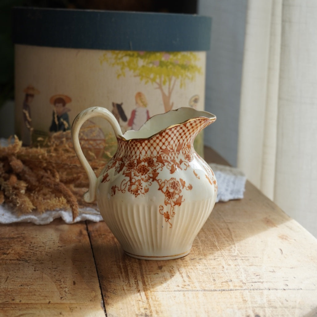 Pot à lait "Oswald" en porcelaine anglaise dorée aux motifs orangés Blair & Co