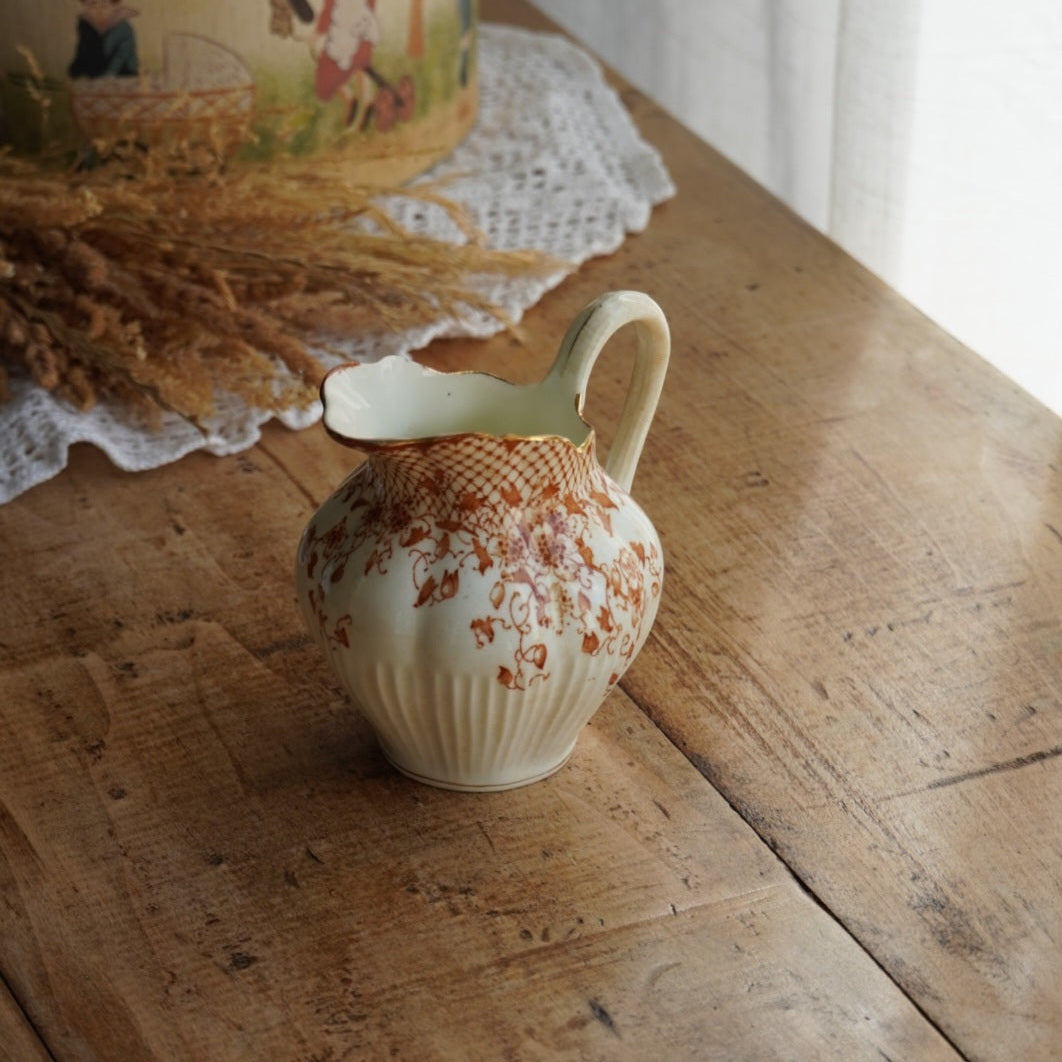 Pot à lait "Oswald" en porcelaine anglaise dorée aux motifs orangés Blair & Co