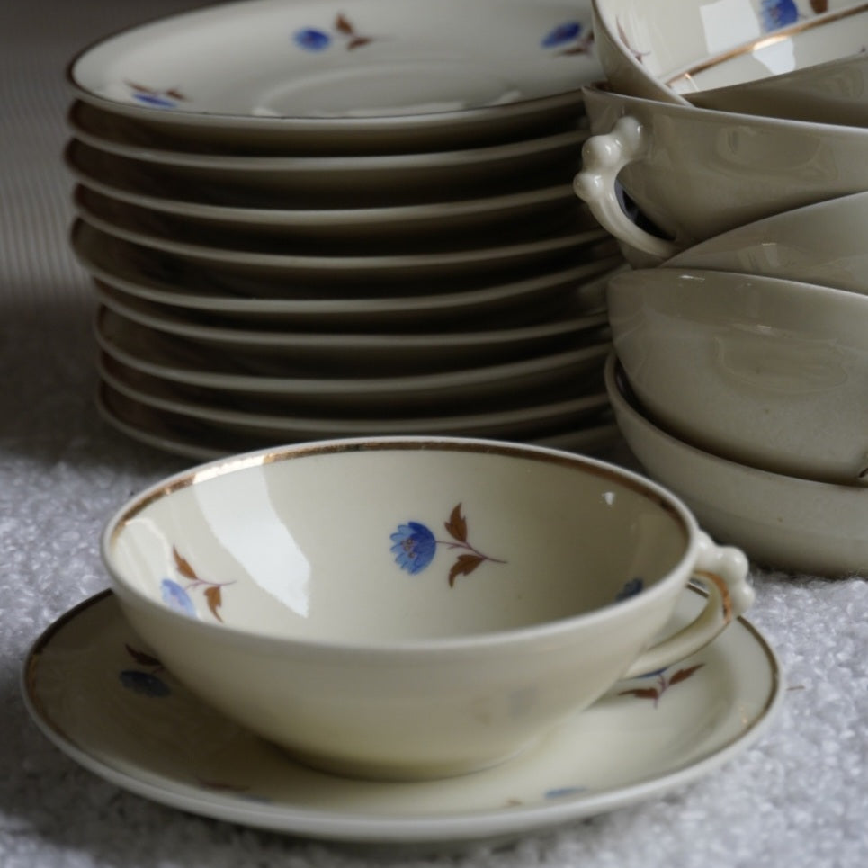 Ensemble de tasses à thé "Gladys" plates en porcelaine française fleuries et dorées (lot de 5 ou lot de 10)