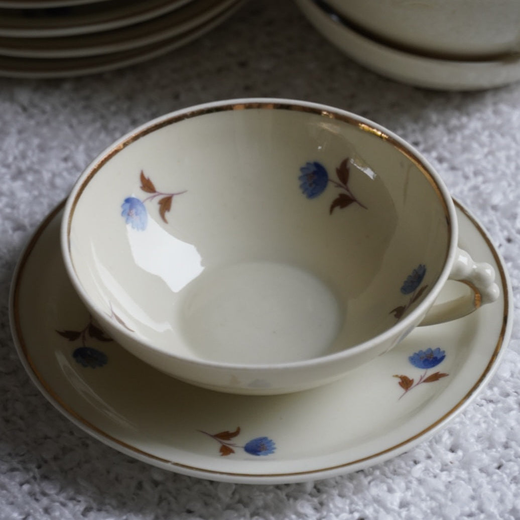 Ensemble de tasses à thé "Gladys" plates en porcelaine française fleuries et dorées (lot de 5 ou lot de 10)