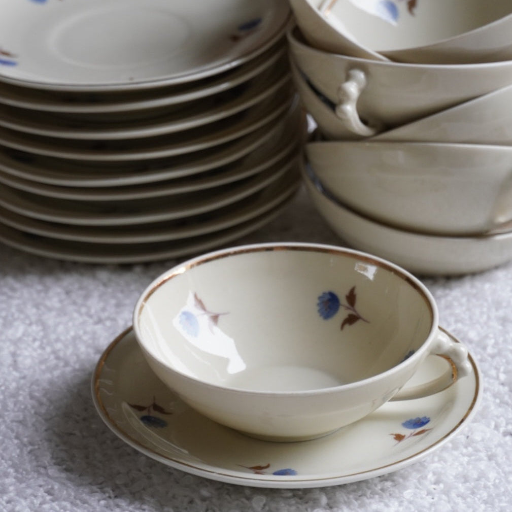 Ensemble de tasses à thé "Gladys" plates en porcelaine française fleuries et dorées (lot de 5 ou lot de 10)