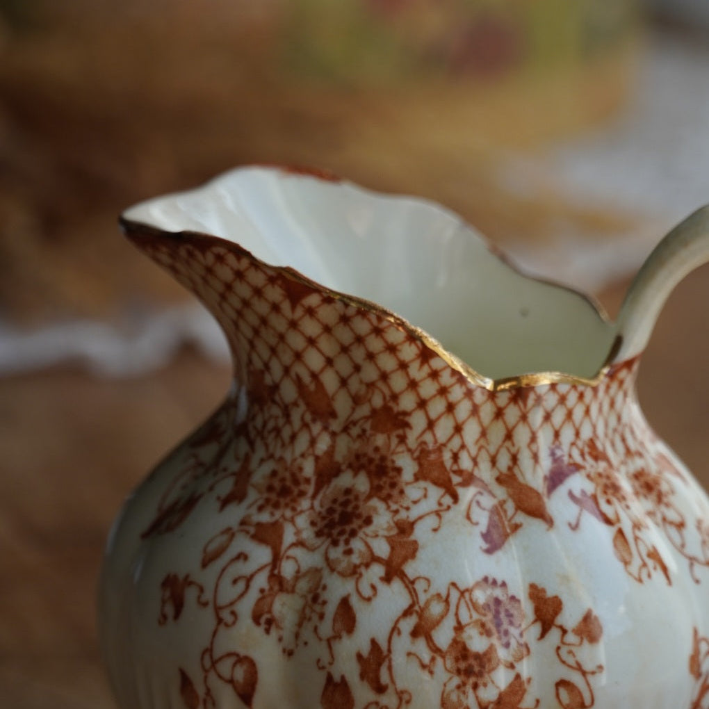 Pot à lait "Oswald" en porcelaine anglaise dorée aux motifs orangés Blair & Co