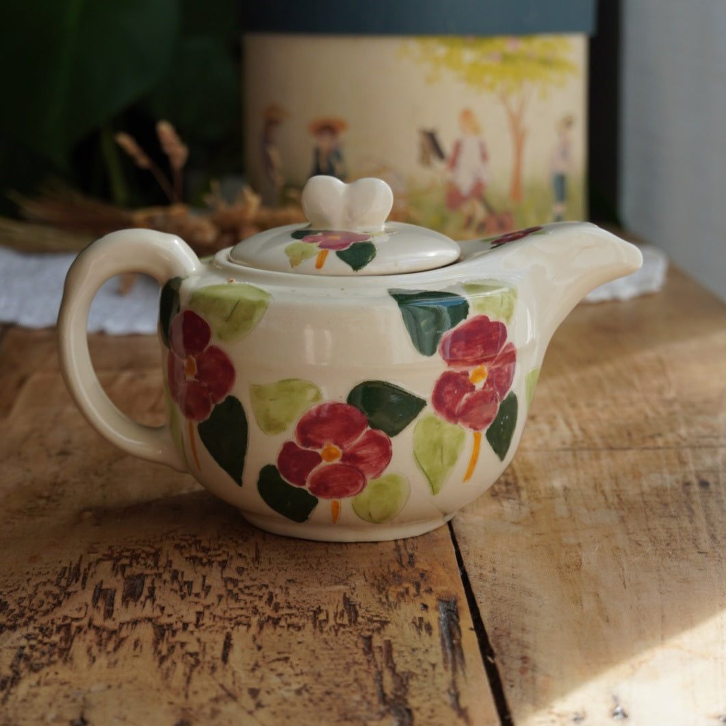 Théière "Mahaut" en faïence française beige et fleurie pleinte à la main