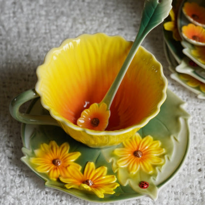 Ensemble de tasses "Azalée" en porcelaine en forme de fleur et leurs cuillères (lot de 4)