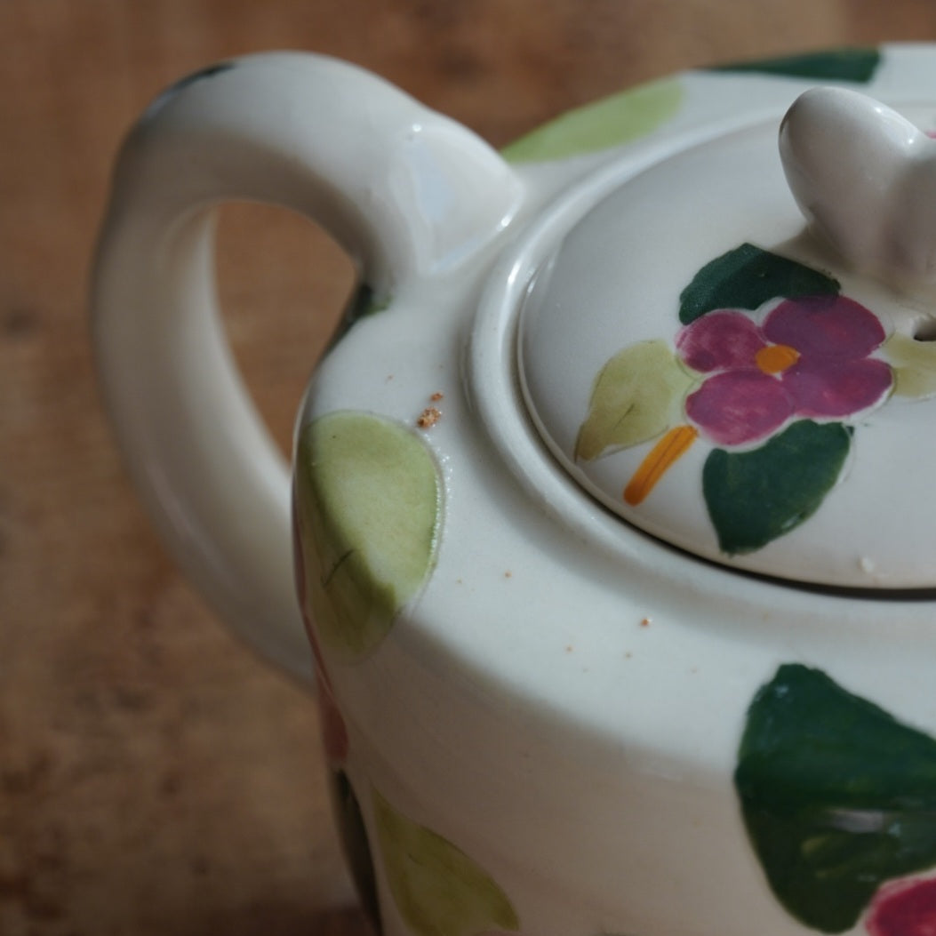 Théière "Mahaut" en faïence française beige et fleurie pleinte à la main