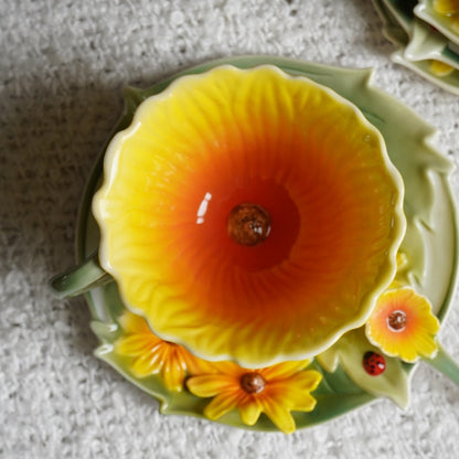 Ensemble de tasses "Azalée" en porcelaine en forme de fleur et leurs cuillères (lot de 4)