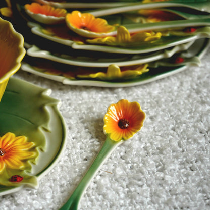 Ensemble de tasses "Azalée" en porcelaine en forme de fleur et leurs cuillères (lot de 4)