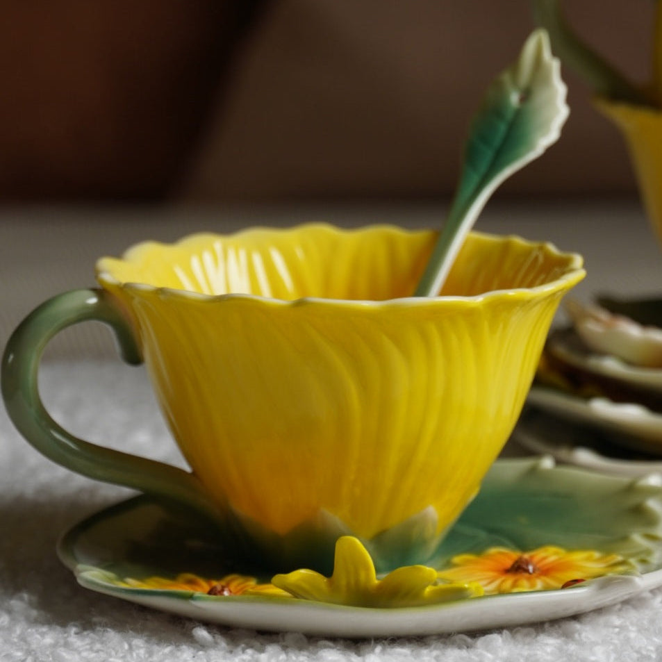 Ensemble de tasses "Azalée" en porcelaine en forme de fleur et leurs cuillères (lot de 4)
