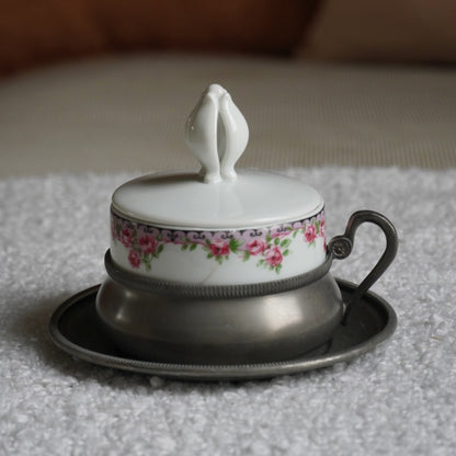 Tasse "Lavinia" en porcelaine italienne avec couvercle et porte tasse en étain à 95% signée Lavorazione a Mano Rama Peltro