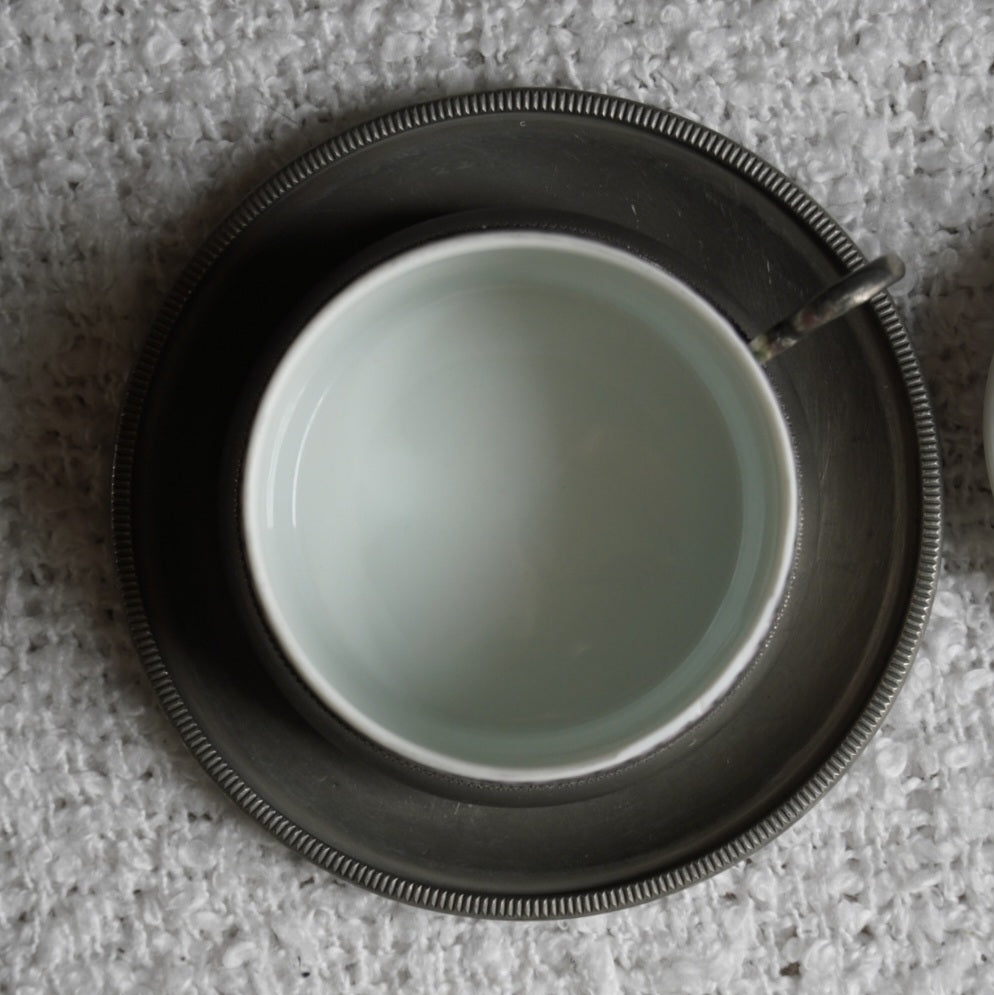 Tasse "Lavinia" en porcelaine italienne avec couvercle et porte tasse en étain à 95% signée Lavorazione a Mano Rama Peltro