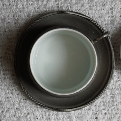 Tasse "Lavinia" en porcelaine italienne avec couvercle et porte tasse en étain à 95% signée Lavorazione a Mano Rama Peltro