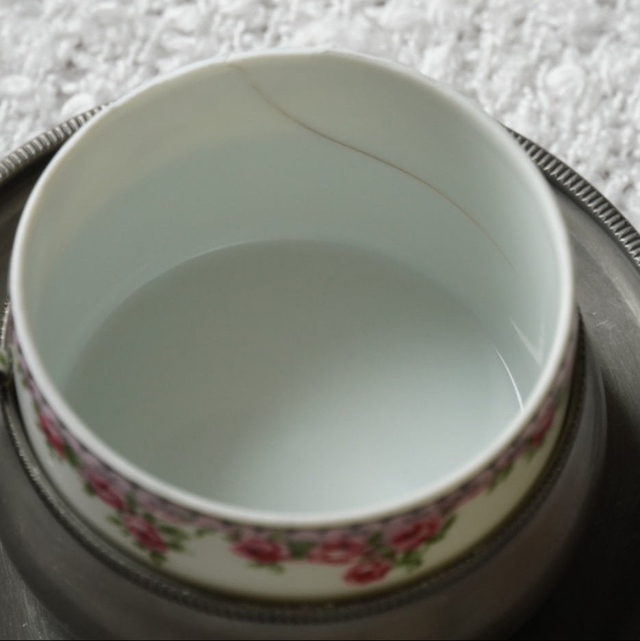 Tasse "Lavinia" en porcelaine italienne avec couvercle et porte tasse en étain à 95% signée Lavorazione a Mano Rama Peltro